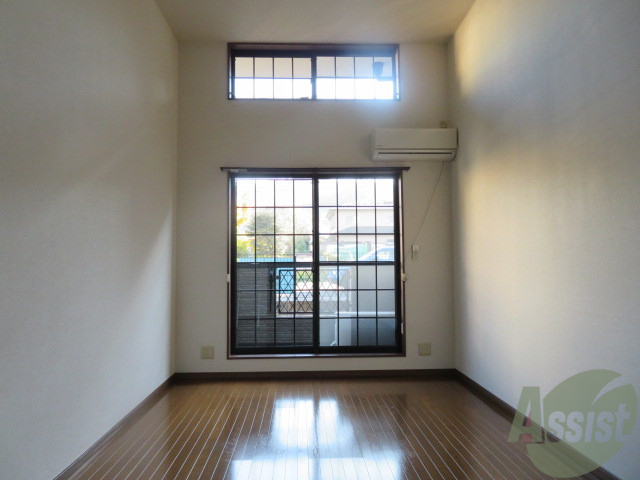 居室・リビング　こちらはリビングです。明るくていいですね。