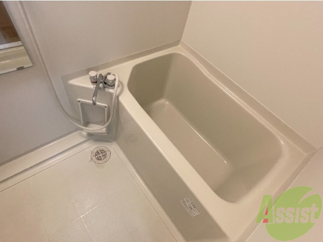 バス・シャワールーム　お風呂もこの大きさならゆっくり入れそうですね