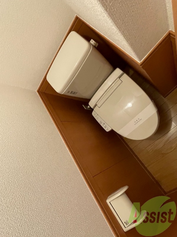 トイレ　少し狭さを感じるかもですけど、ウォッシュレット付きです！