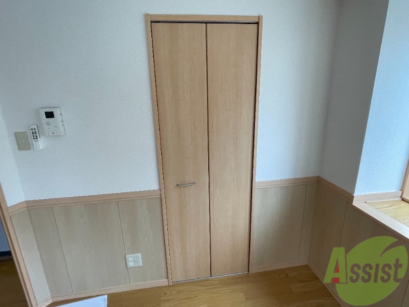 収納　収納はこちら、、、縦長の収納がついていますよー