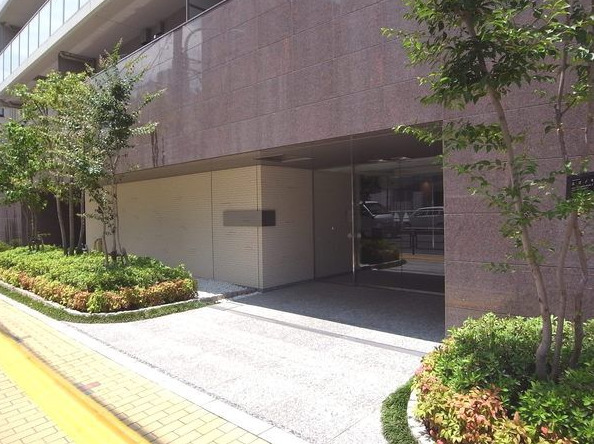 エントランス　落ち着いたエントランスです