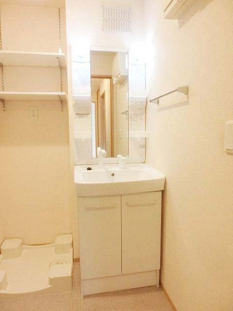 洗面設備　朝の忙しい時間に便利な洗髪化粧台