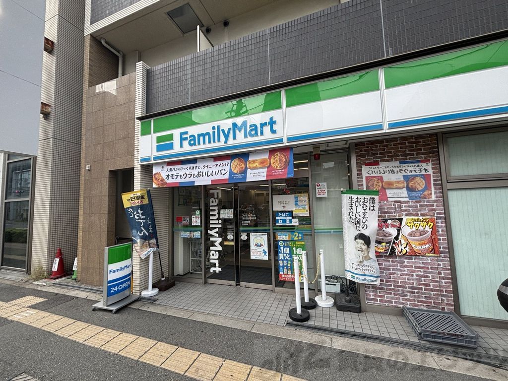 コンビニ　ファミリーマート淀川区役所前店（コンビニ）まで40m