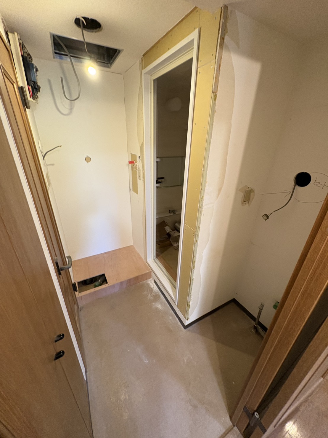 洗面設備　※リフォーム中の写真です