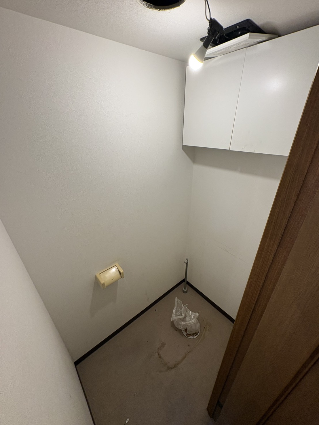 トイレ　※リフォーム中の写真です