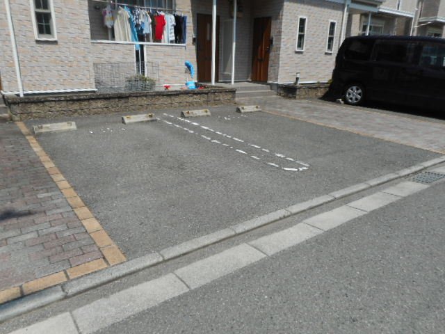 駐車場　駐車場に車を止められます