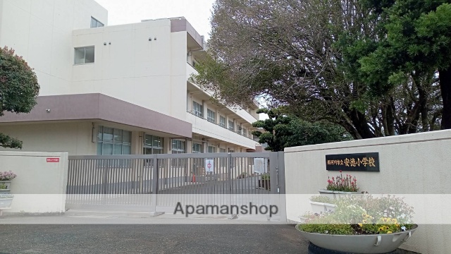 小学校　那珂川市立安徳小学校（小学校）まで698m