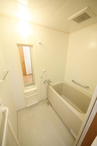 バス・シャワールーム　別部屋反転間取りのお写真となります。