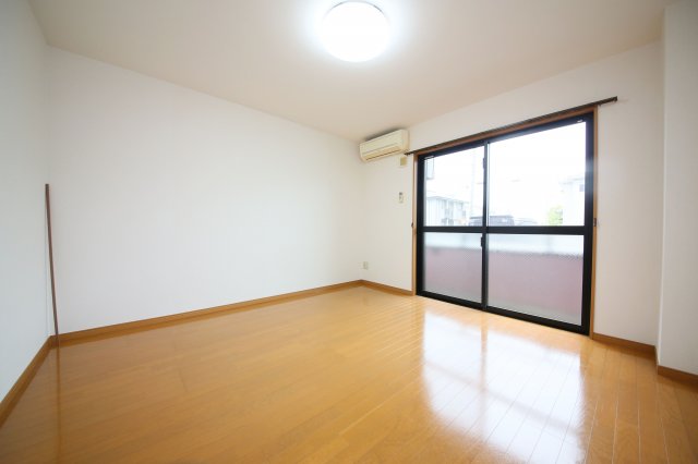 居室・リビング　別部屋反転間取りのお写真となります。