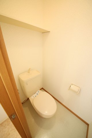 トイレ　別部屋反転間取りのお写真となります。