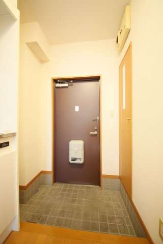 玄関　別部屋反転間取りのお写真となります。