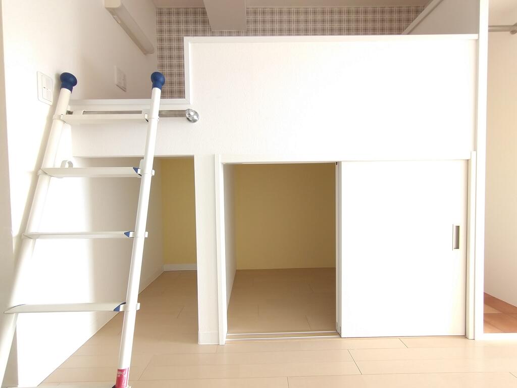 収納　中洋室ロフト下部収納