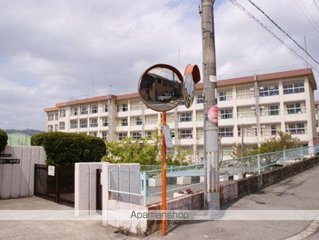 中学校　豊中市立第１１中学校（中学校）まで550m