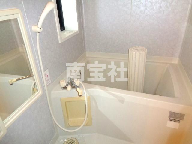 バス・シャワールーム　コンパクトで使いやすいお風呂です