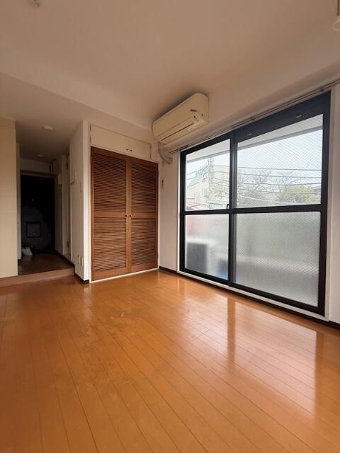 その他部屋・スペース　開放的な寝室です