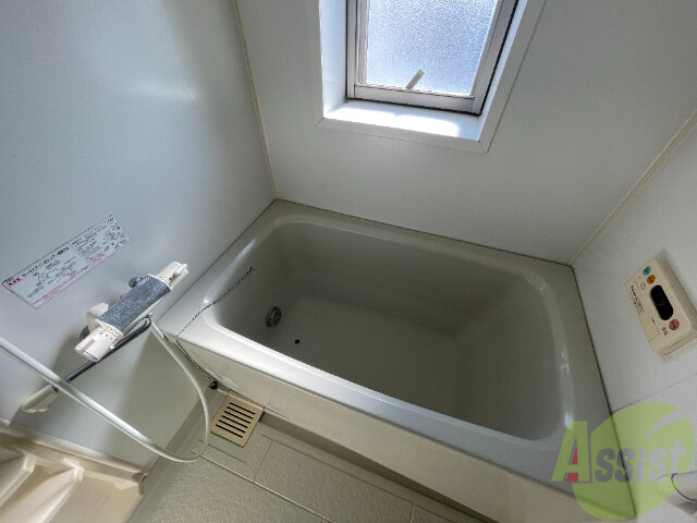 バス・シャワールーム　バスルームは狭すぎず、シャワーも浴びやすそうです。