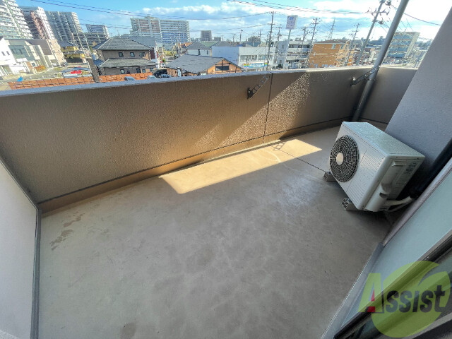 バルコニー　バルコニーは幅があり、かなり広い印象を受けました。