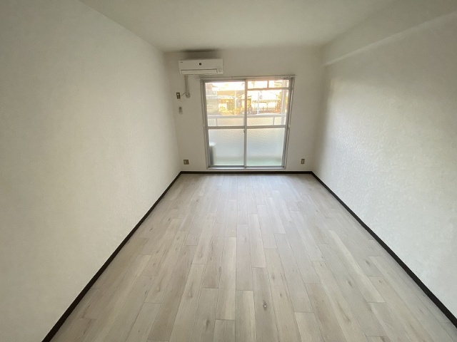 居室・リビング　※別室同じ間取りの写真。現況を優先します。