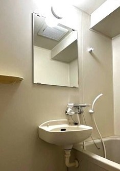 洗面設備　※参考写真※バスルームにある洗面台です！鏡の前で身支度ばっち