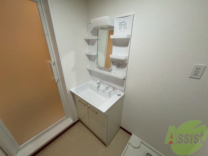 洗面設備　独立洗面台があり、身支度にも便利ですね。