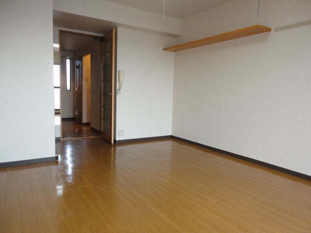 居室・リビング　棚が付いており、使い勝手が良いお部屋