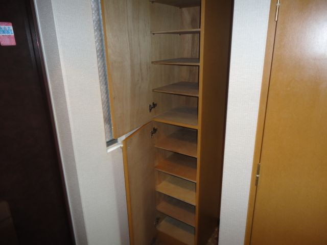 玄関　備付の下駄箱付き