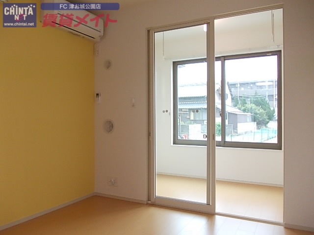 バルコニー　同物件別室の写真です