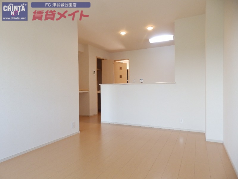 居室・リビング　同物件別室の写真です