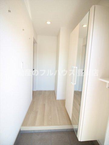 玄関　写真は反転タイプ別室