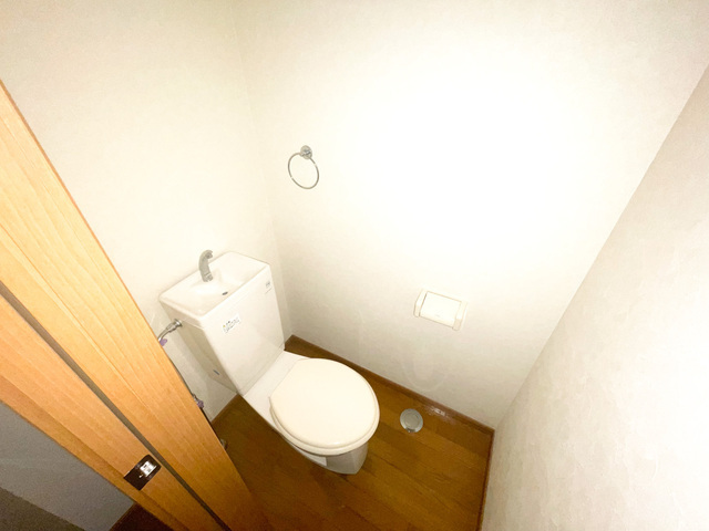 トイレ　別号室の写真です