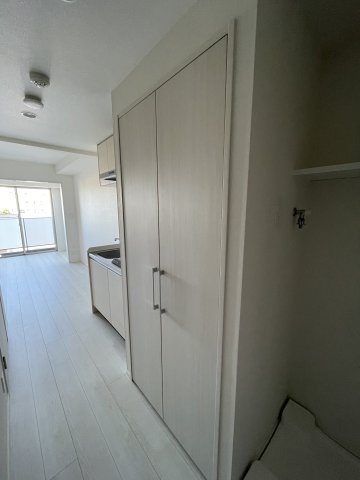 居室・リビング　502号室参考写真です（PURE WHITE)