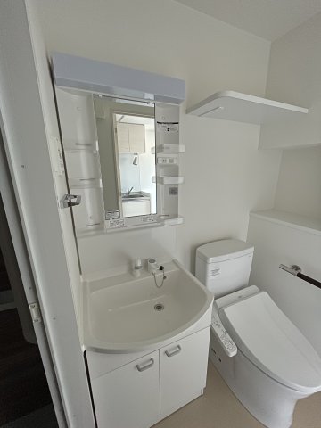 洗面設備　502号室参考写真です（PURE WHITE)