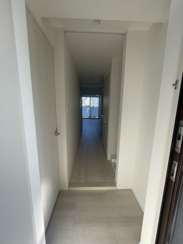 玄関　502号室参考写真です（PURE WHITE)