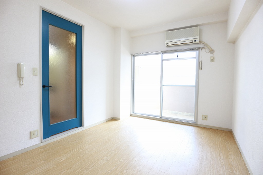 居室・リビング　木の温もりを感じるフローリング。