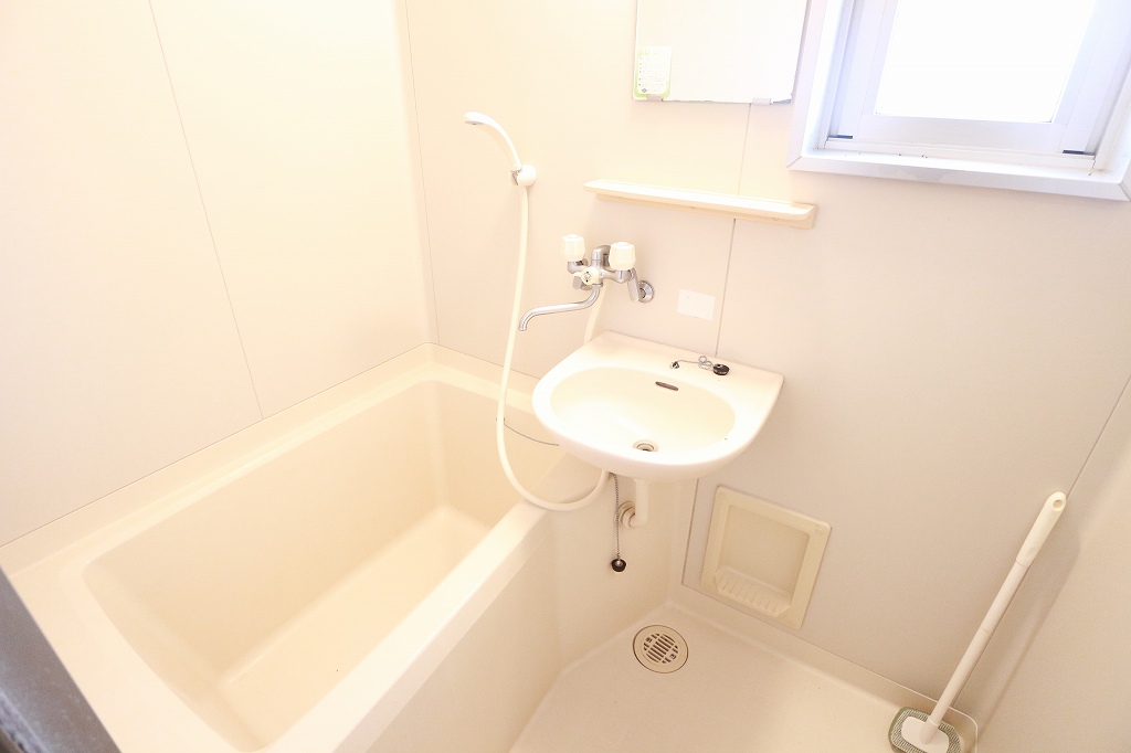 バス・シャワールーム　浴室に窓があり換気などに便利です。