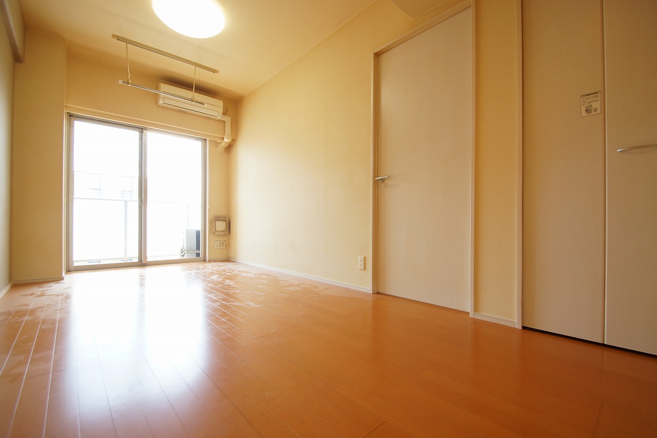 居室・リビング　落ち着いた色合いの床材を使用した居住空間です。