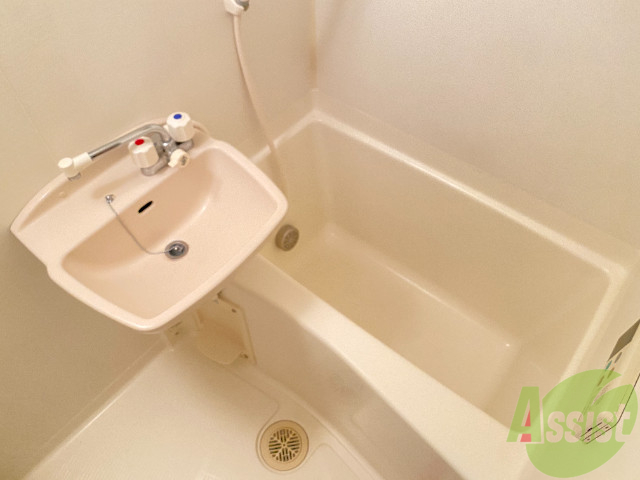 バス・シャワールーム　シンプルなデザインのお風呂です。ゆったりとお入りください。