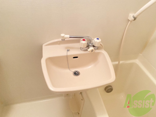 洗面設備　洗面台はこちら。こちらもシンプルなデザインです。