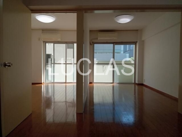 その他部屋・スペース　木目調の床と白の壁紙で暖かみのある居室♪