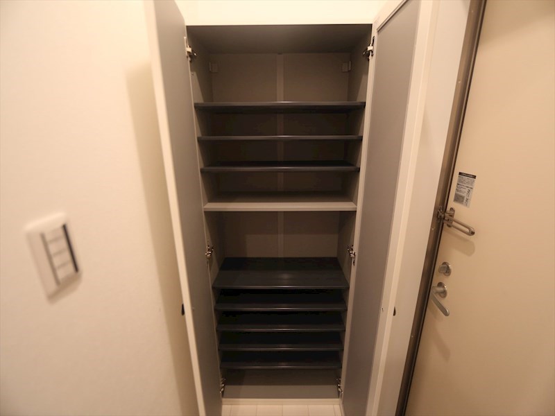 玄関　玄関　シューズボックス　姿見鏡付き（収納充実してます）