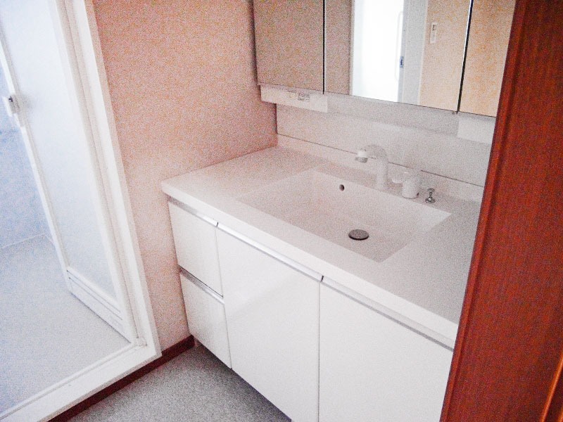 洗面設備　ゆったりとスペースのある洗面所