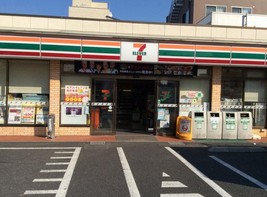 コンビニ　セブンイレブン・足立伊興小西店（コンビニ）まで913m