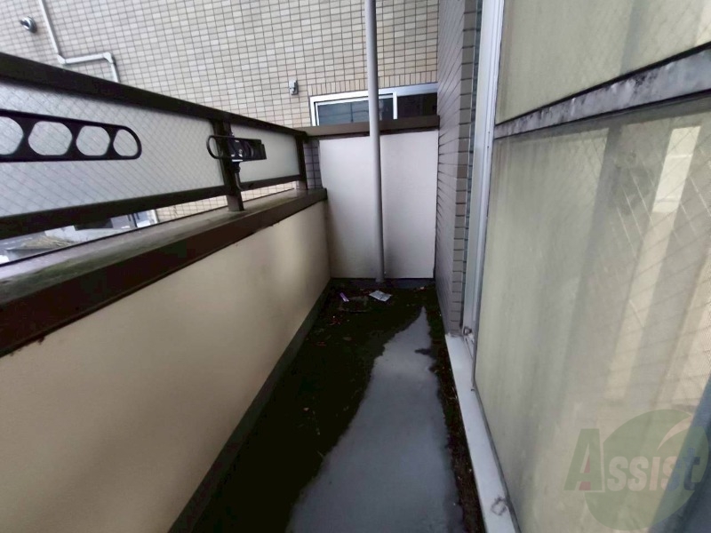 バルコニー　バルコニーです。洗濯物を干すもよし、一息つくもよしですね。