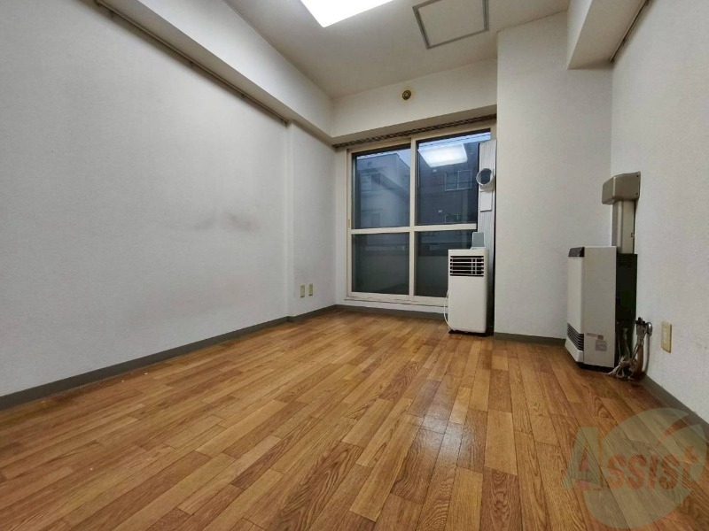 居室・リビング　木目のフローリングは落ち着きのある印象のお部屋になりますね。