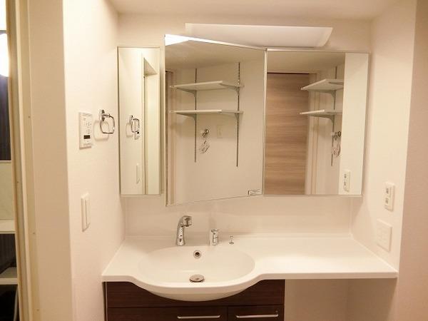 洗面設備　大型洗面台！