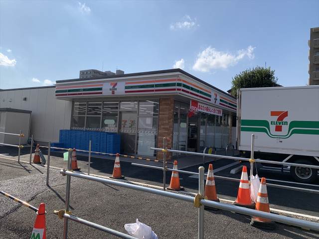 コンビニ　セブンイレブン（コンビニ）まで469m