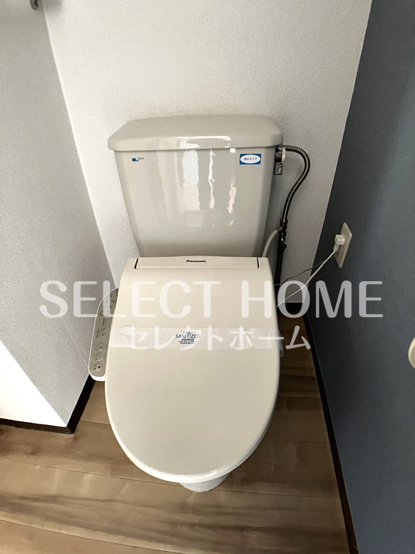 トイレ　落ち着いた色調のトイレです