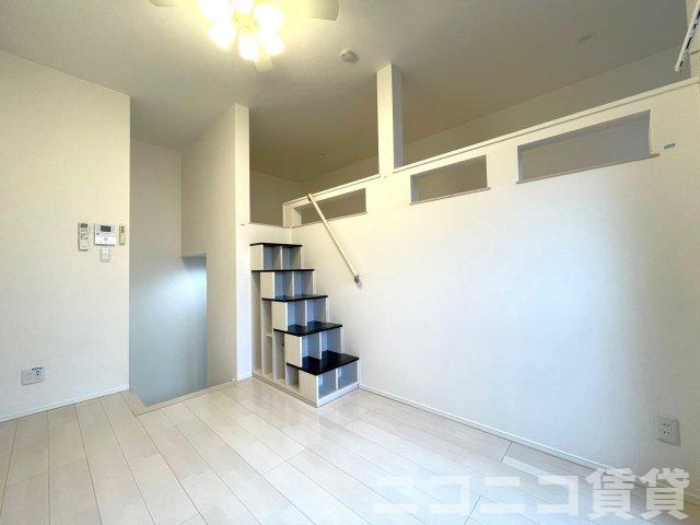 居室・リビング　目線の高さの広いロフト付き　※モデルルーム