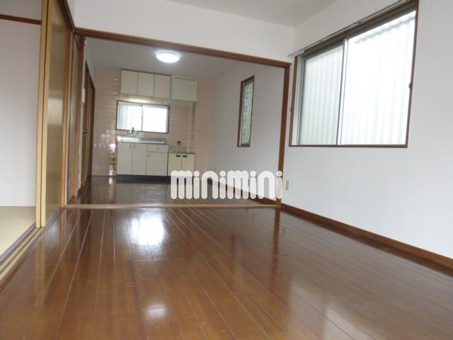 居室・リビング　洋間とリビングです。