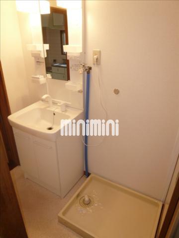 洗面設備　室内洗濯機置場と独立洗面台です。